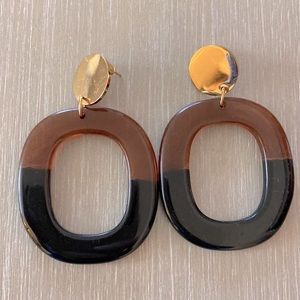 Amber Sceats Two Tone Oval Hoops w/ Gold Hardware.